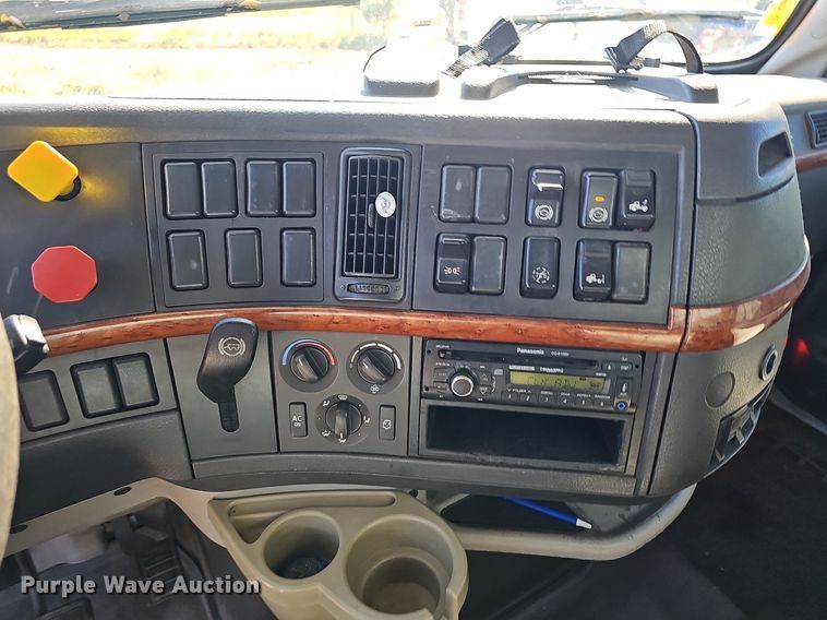 image for item NP9098 2007 Volvo VN  semi truck