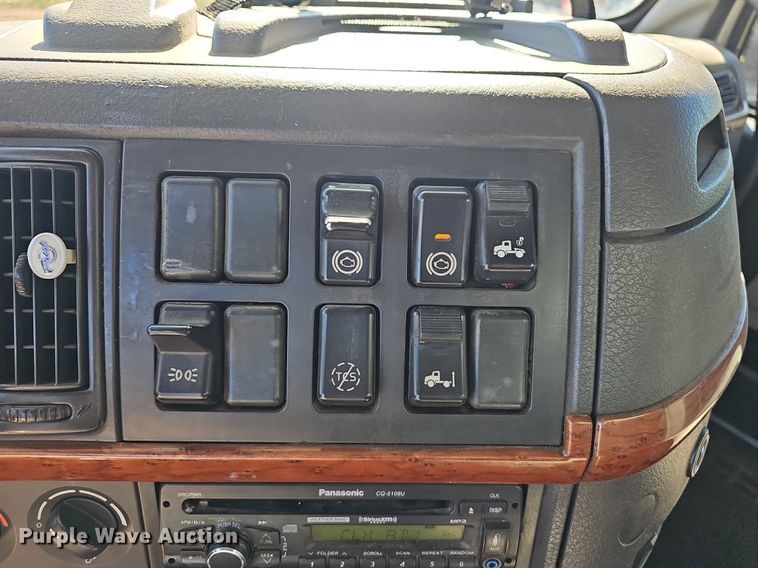 image for item NP9098 2007 Volvo VN  semi truck