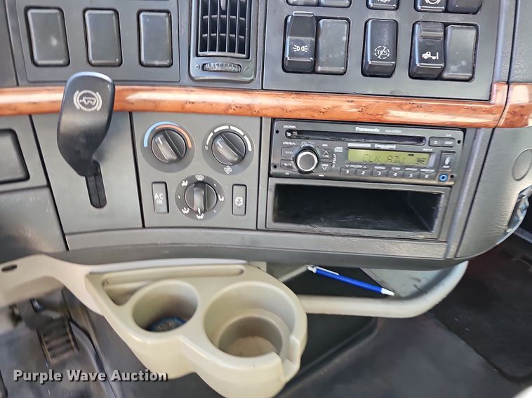 image for item NP9098 2007 Volvo VN  semi truck