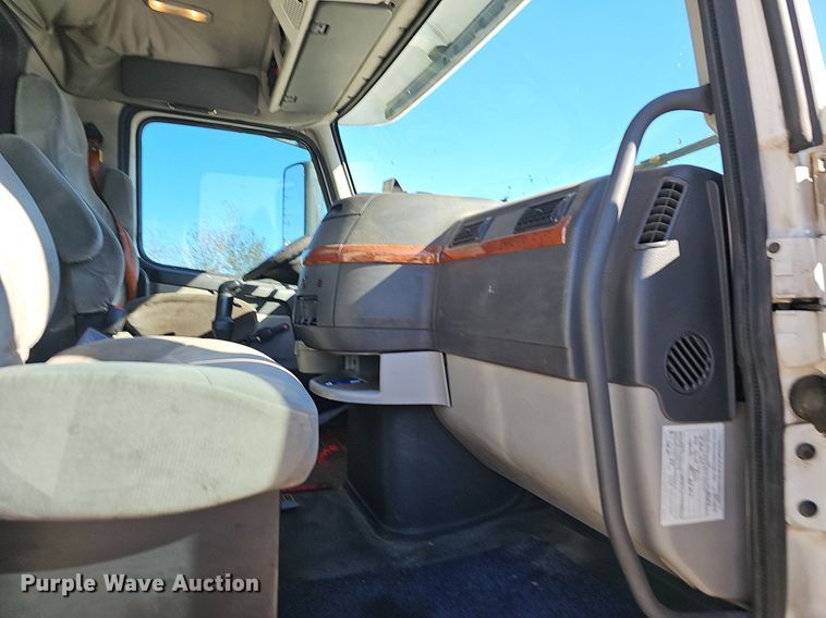 image for item NP9098 2007 Volvo VN  semi truck