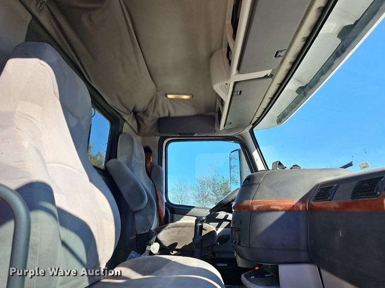 image for item NP9098 2007 Volvo VN  semi truck