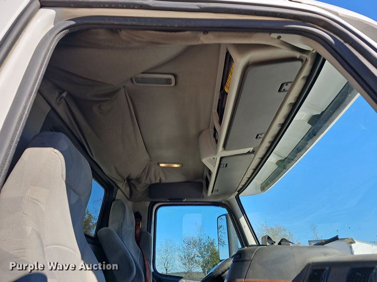 image for item NP9098 2007 Volvo VN  semi truck