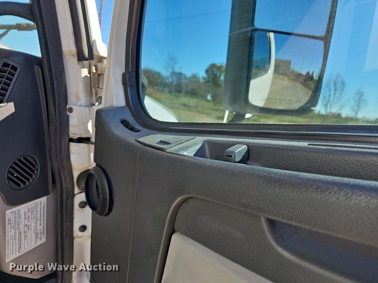 image for item NP9098 2007 Volvo VN  semi truck