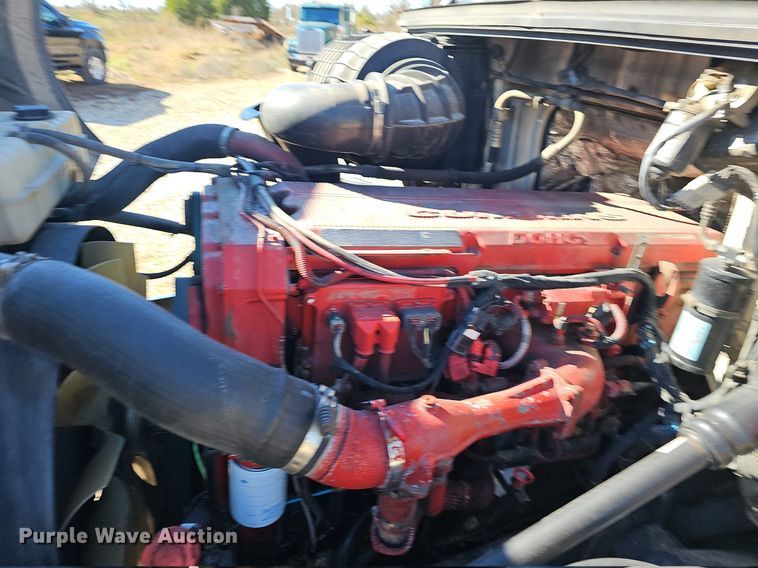 image for item NP9098 2007 Volvo VN  semi truck