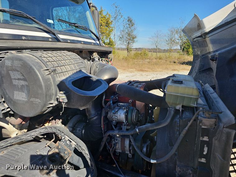 image for item NP9098 2007 Volvo VN  semi truck