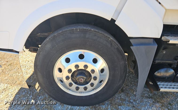 image for item NP9098 2007 Volvo VN  semi truck