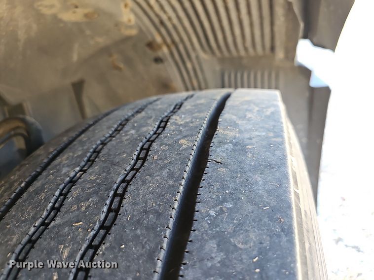 image for item NP9098 2007 Volvo VN  semi truck