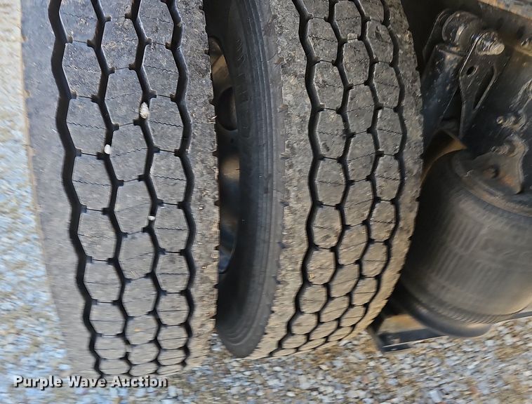 image for item NP9098 2007 Volvo VN  semi truck