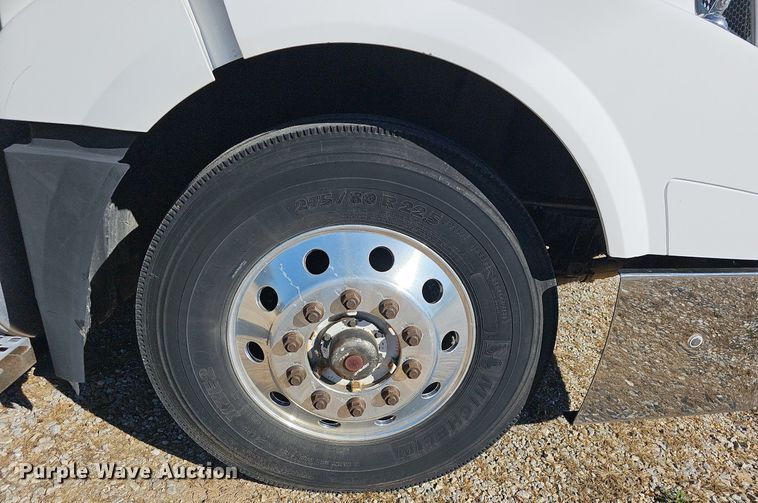 image for item NP9098 2007 Volvo VN  semi truck