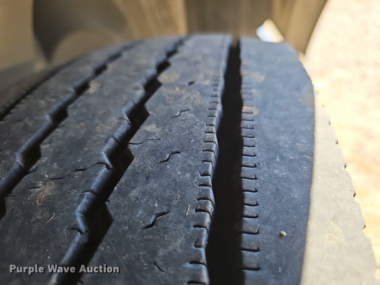 image for item NP9098 2007 Volvo VN  semi truck