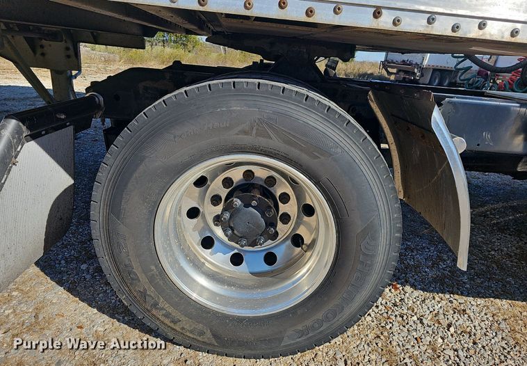 image for item NP9098 2007 Volvo VN  semi truck