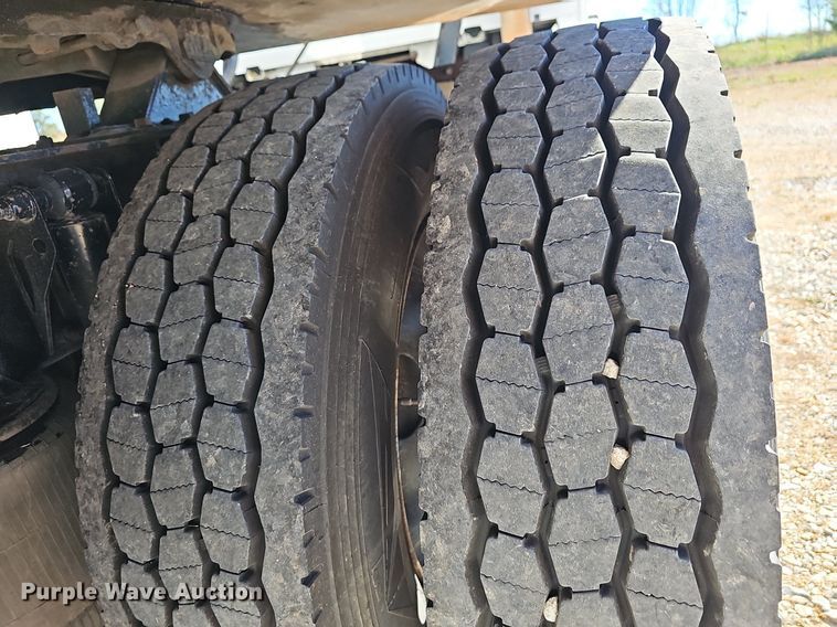 image for item NP9098 2007 Volvo VN  semi truck