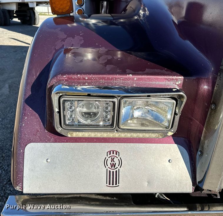image for item NQ9543 1999 Kenworth W900  semi truck