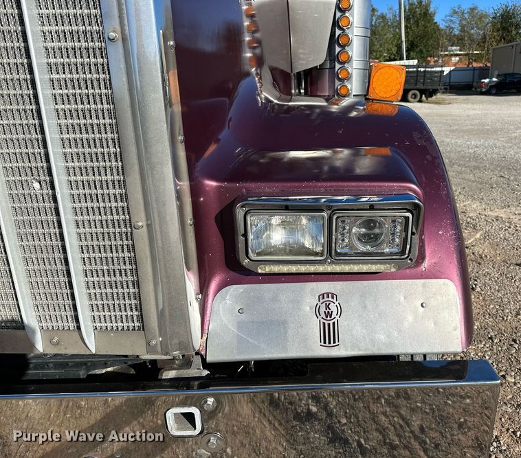 image for item NQ9543 1999 Kenworth W900  semi truck
