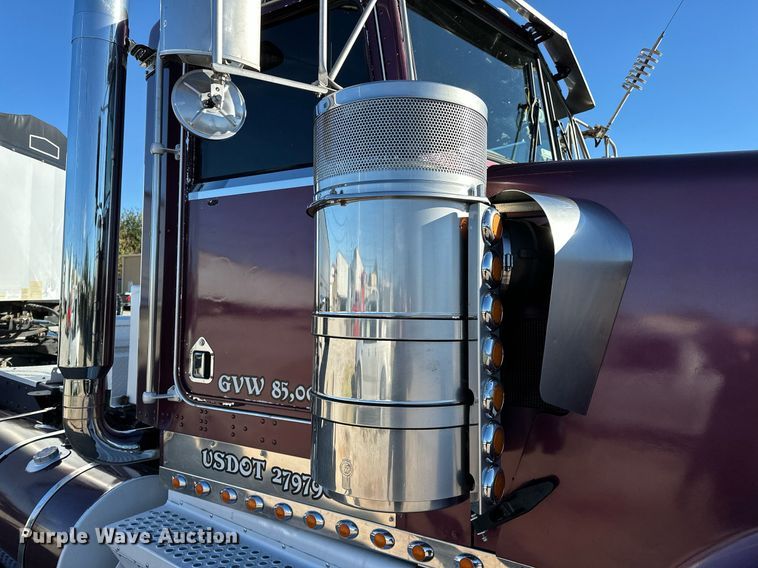 image for item NQ9543 1999 Kenworth W900  semi truck