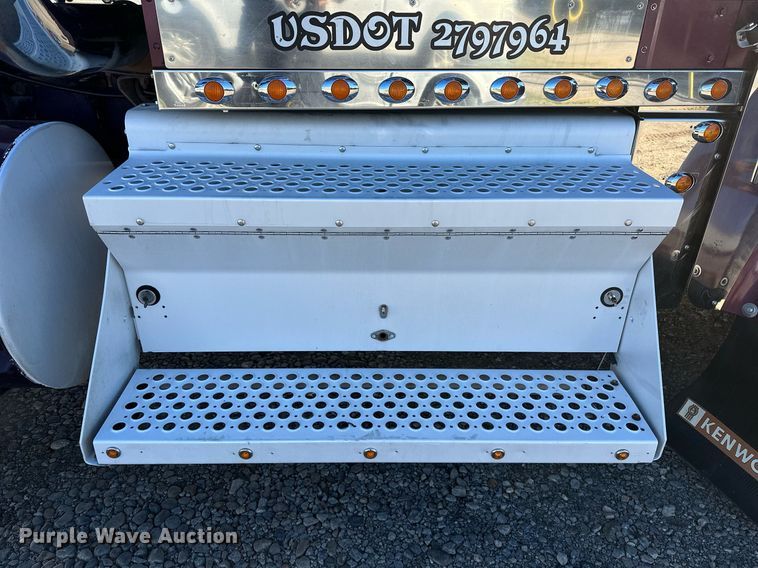 image for item NQ9543 1999 Kenworth W900  semi truck