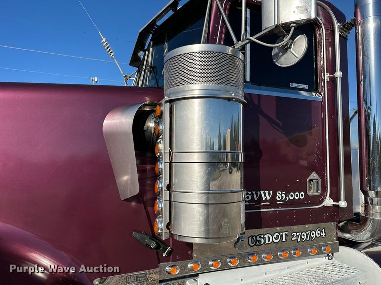 image for item NQ9543 1999 Kenworth W900  semi truck