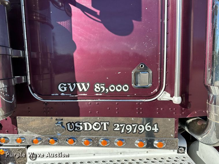image for item NQ9543 1999 Kenworth W900  semi truck