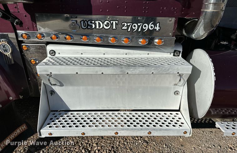 image for item NQ9543 1999 Kenworth W900  semi truck