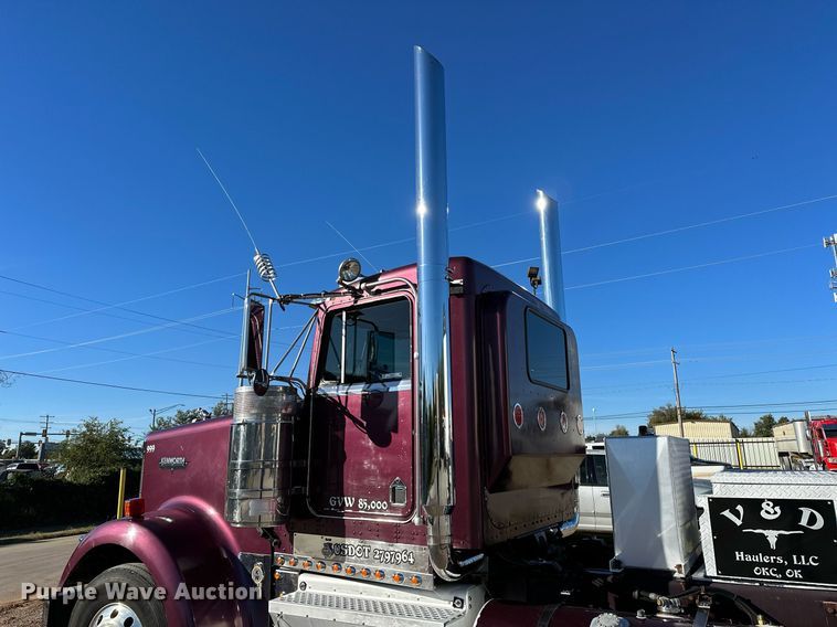 image for item NQ9543 1999 Kenworth W900  semi truck