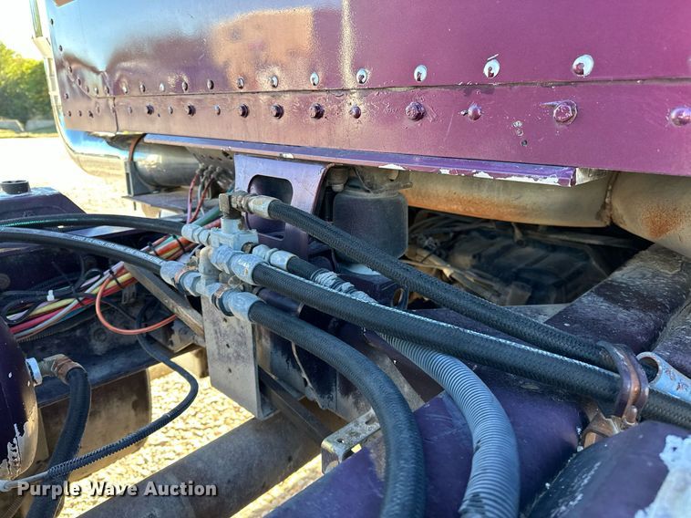 image for item NQ9543 1999 Kenworth W900  semi truck