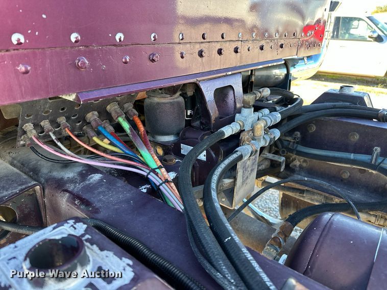 image for item NQ9543 1999 Kenworth W900  semi truck