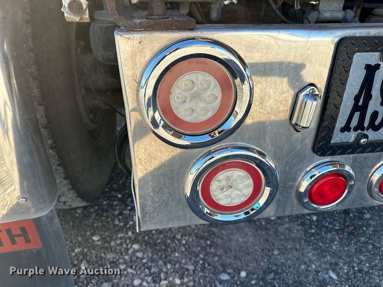 image for item NQ9543 1999 Kenworth W900  semi truck