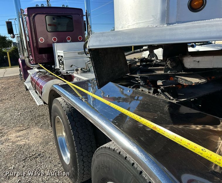 image for item NQ9543 1999 Kenworth W900  semi truck