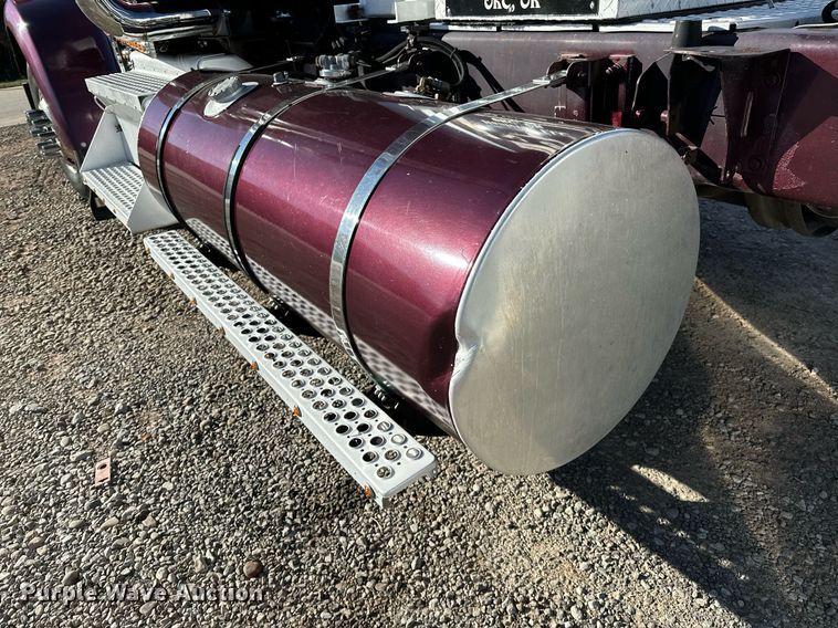 image for item NQ9543 1999 Kenworth W900  semi truck