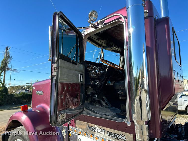 image for item NQ9543 1999 Kenworth W900  semi truck