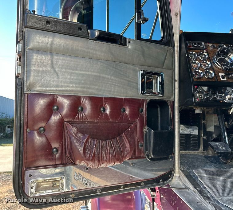 image for item NQ9543 1999 Kenworth W900  semi truck