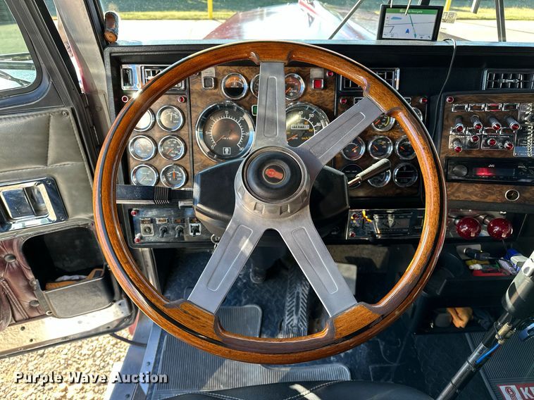 image for item NQ9543 1999 Kenworth W900  semi truck