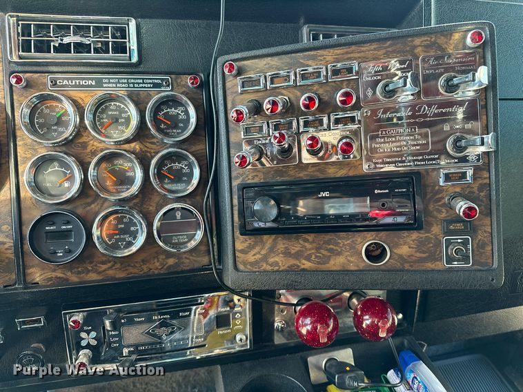 image for item NQ9543 1999 Kenworth W900  semi truck