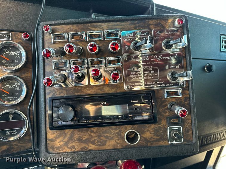 image for item NQ9543 1999 Kenworth W900  semi truck