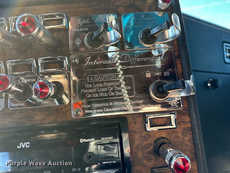 image for item NQ9543 1999 Kenworth W900  semi truck