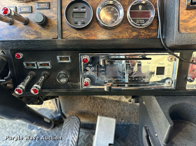 image for item NQ9543 1999 Kenworth W900  semi truck