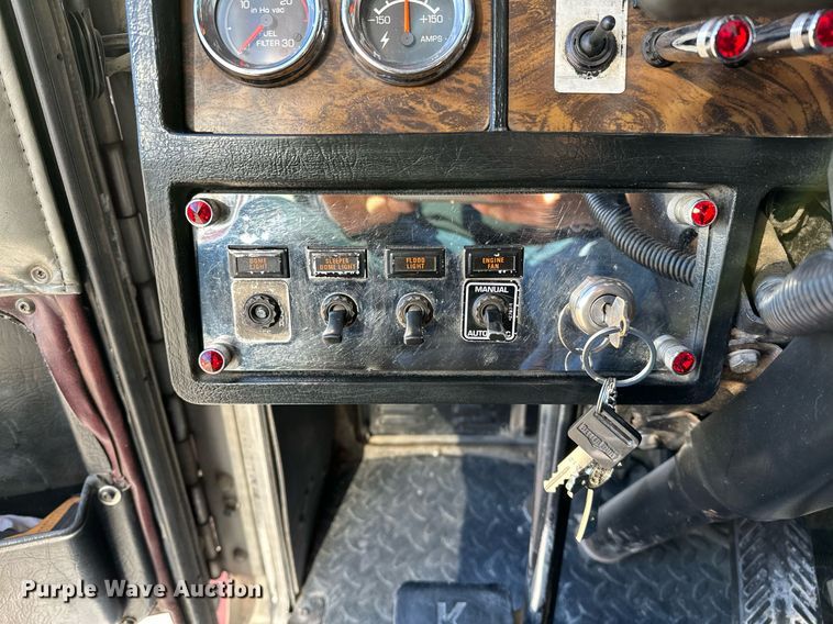 image for item NQ9543 1999 Kenworth W900  semi truck