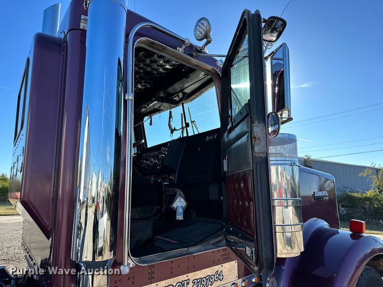 image for item NQ9543 1999 Kenworth W900  semi truck