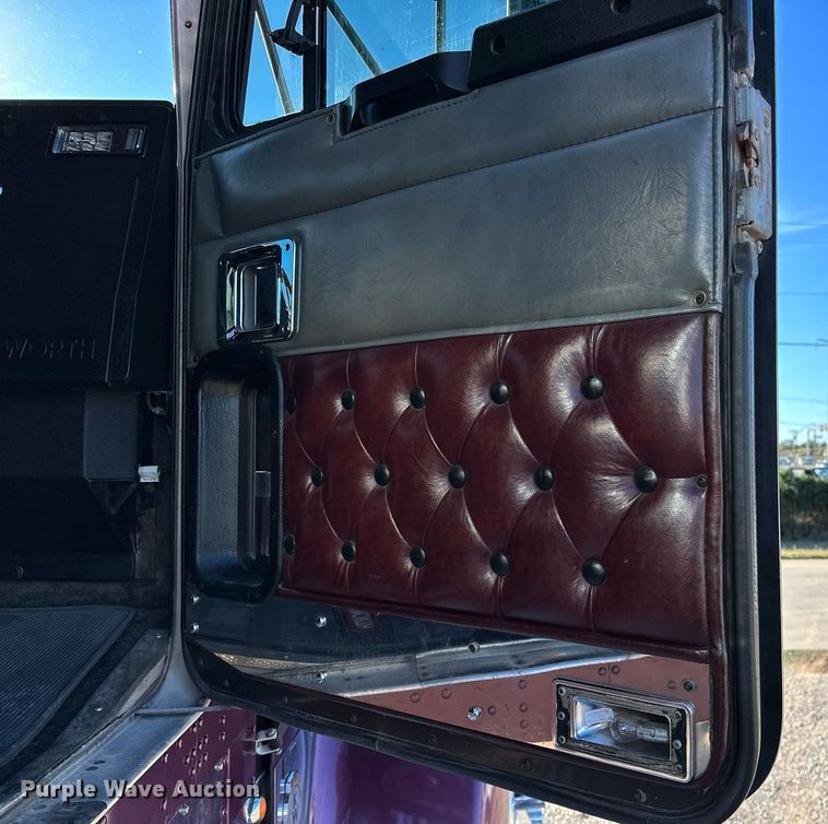 image for item NQ9543 1999 Kenworth W900  semi truck