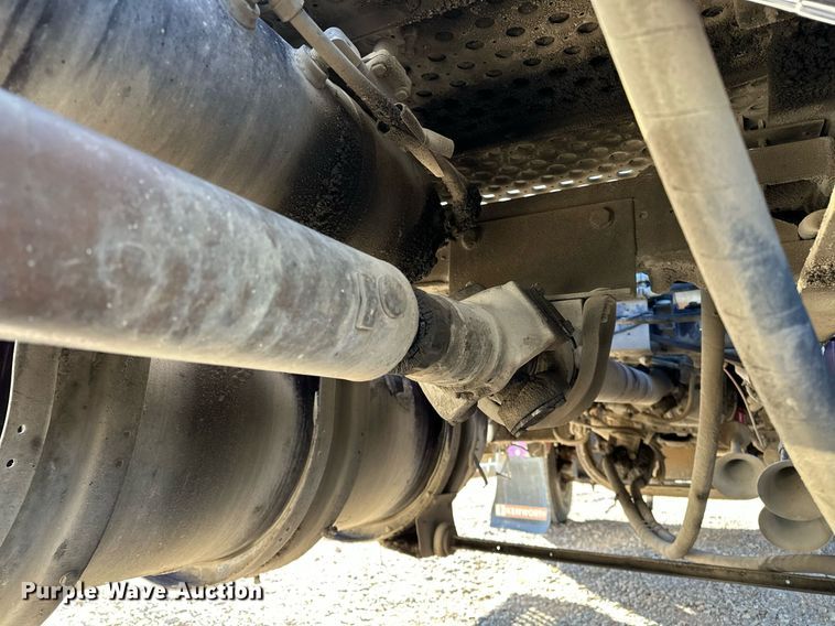 image for item NQ9543 1999 Kenworth W900  semi truck