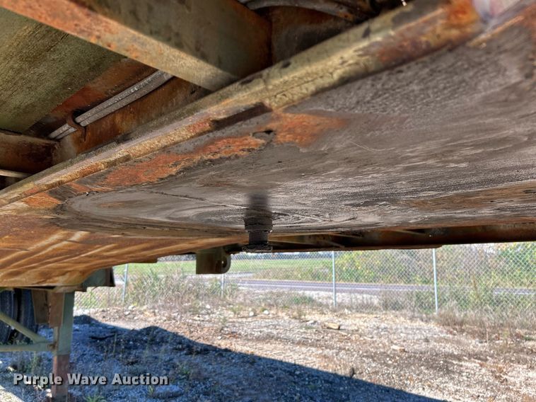 image for item NR9313 1992 Dynaweld  flatbed trailer