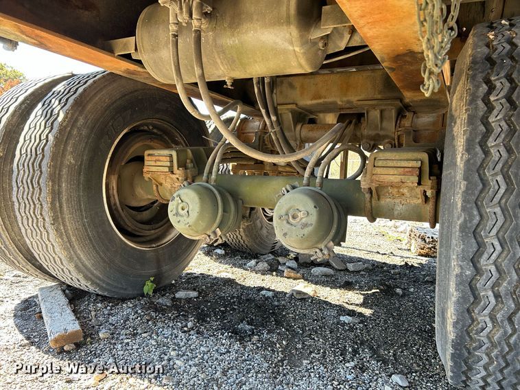 image for item NR9313 1992 Dynaweld  flatbed trailer