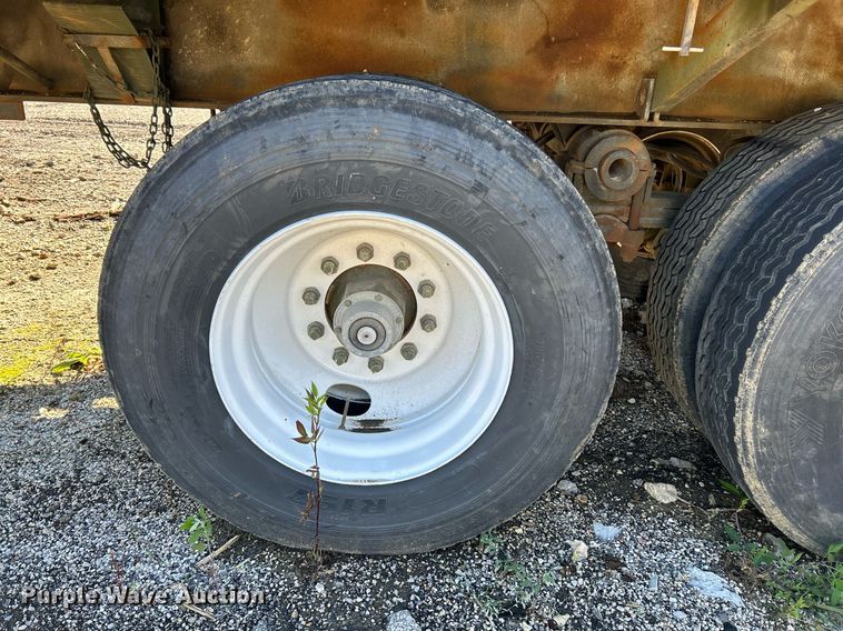 image for item NR9313 1992 Dynaweld  flatbed trailer