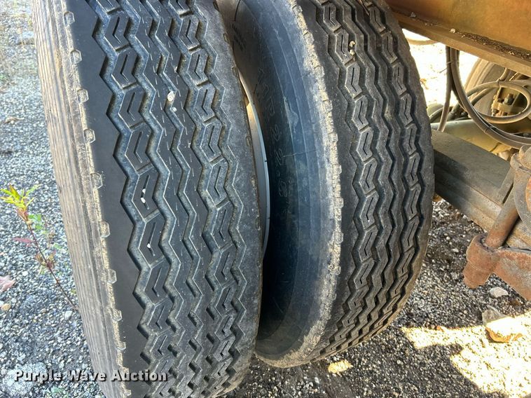 image for item NR9313 1992 Dynaweld  flatbed trailer