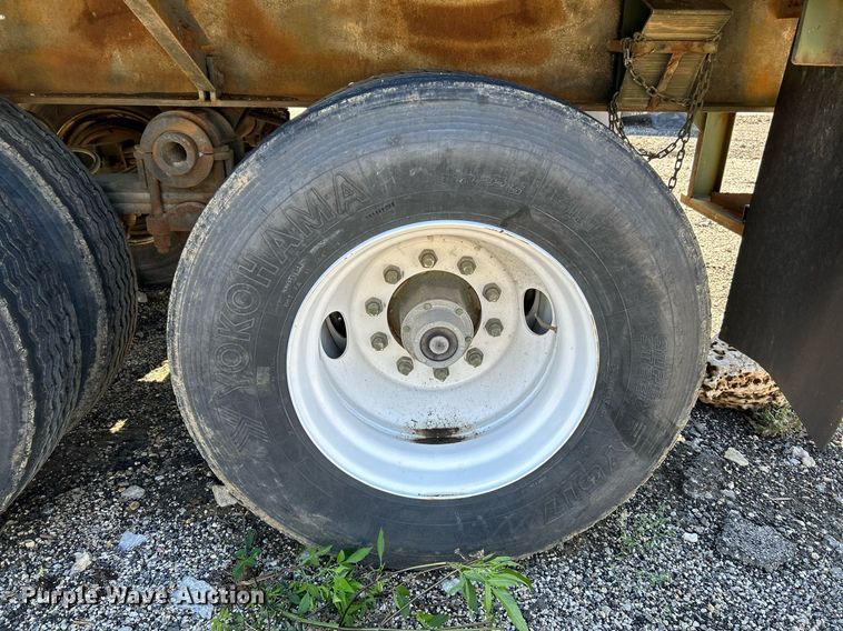 image for item NR9313 1992 Dynaweld  flatbed trailer