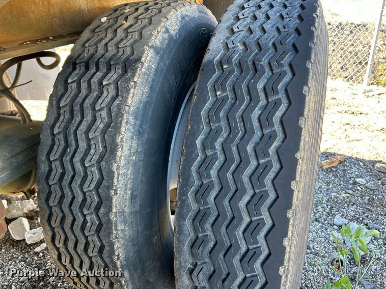 image for item NR9313 1992 Dynaweld  flatbed trailer