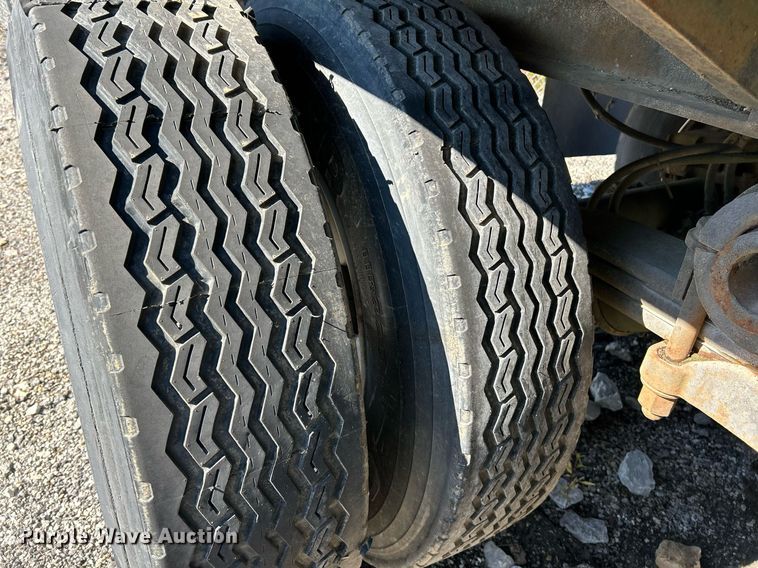 image for item NR9313 1992 Dynaweld  flatbed trailer