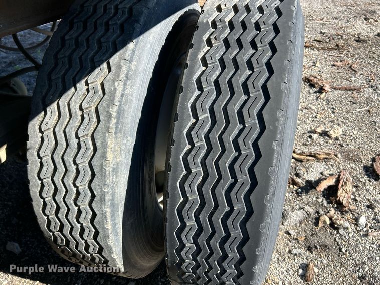 image for item NR9313 1992 Dynaweld  flatbed trailer