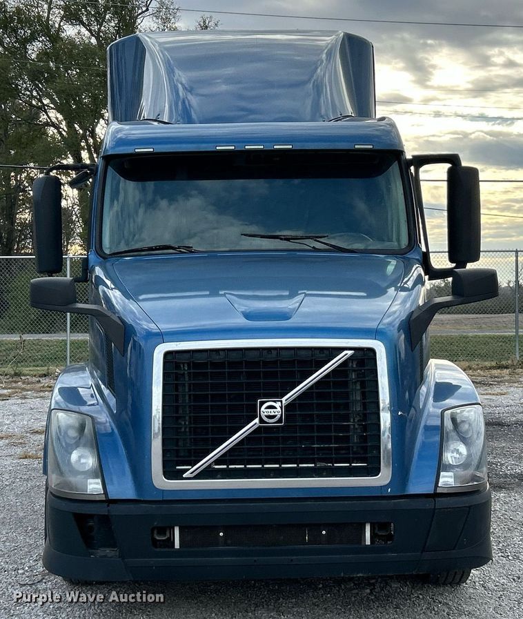 image for item NR9383 2014 Volvo VNL  semi truck