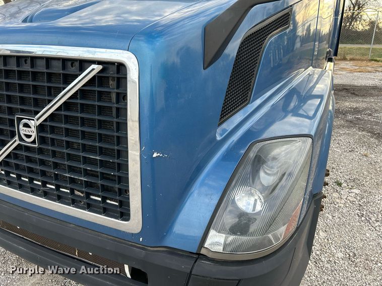 image for item NR9383 2014 Volvo VNL  semi truck
